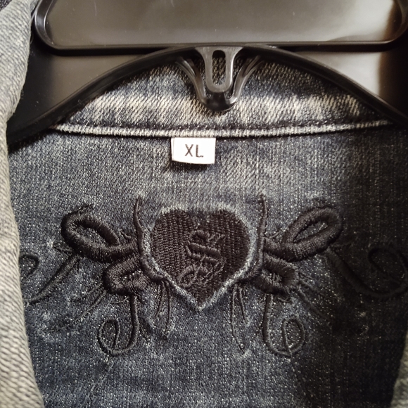 Stonewashed jean jacket with accent buttons. - Picture 5 of 7